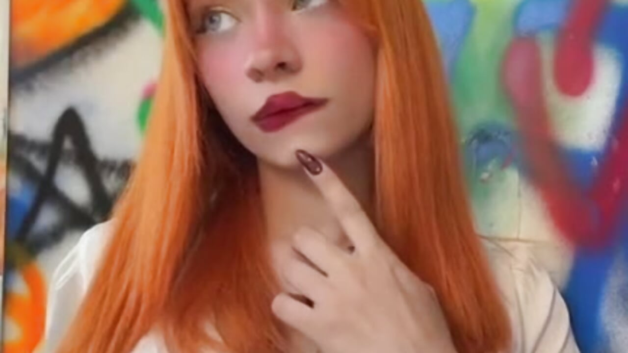 My face keeps the mystery... my desires, on the other hand, are impossible to hide. 😏👀 - video skinnyoranges kameramallilta