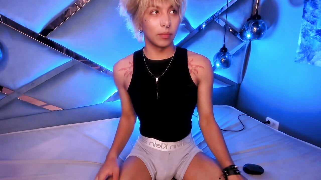 a striptease before a good show! enjoy the completly show in my club of fans!! - video của người mẫu cam OliIverr22