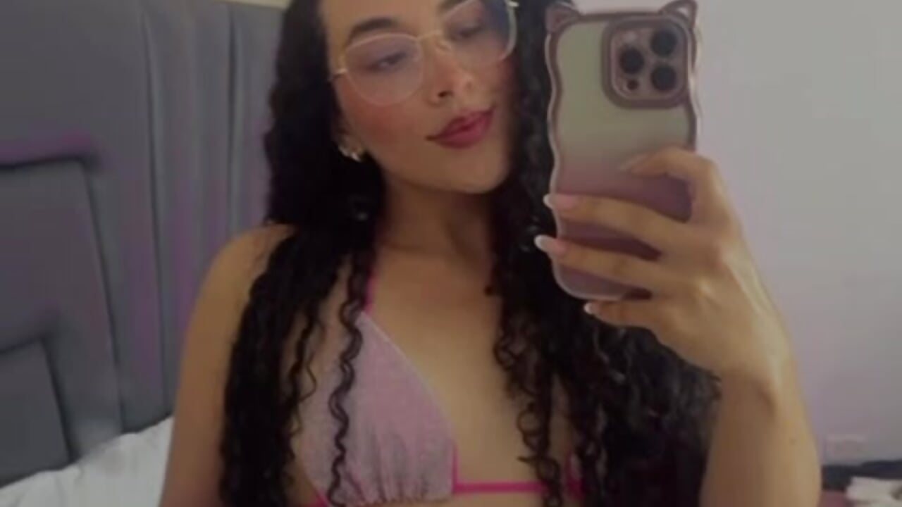 PINK💕 – video modela na kameri alehia_cute