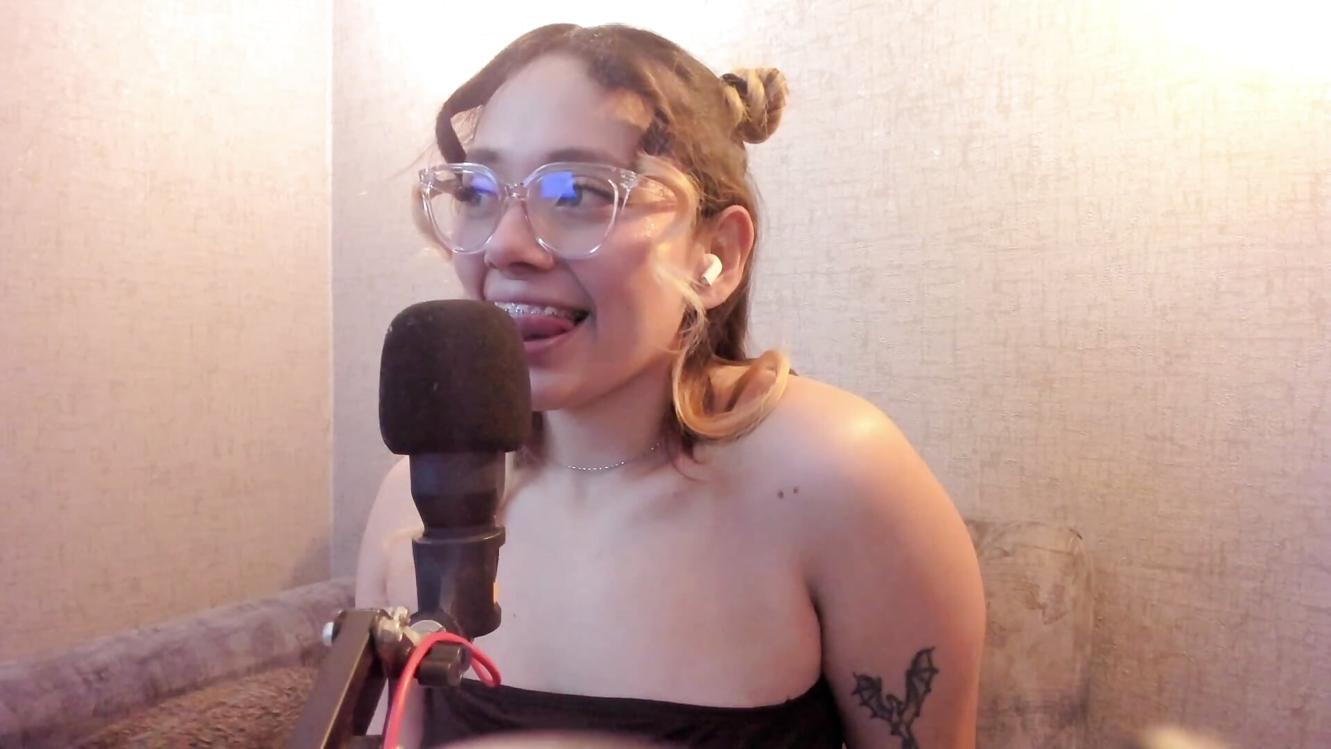 enjoy my soft voice - vídeo de la modelo de cam LanaMills_