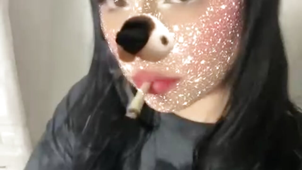 do you want to smoke with me? 😝 - فيديو من ImEmily444 موديل الكام