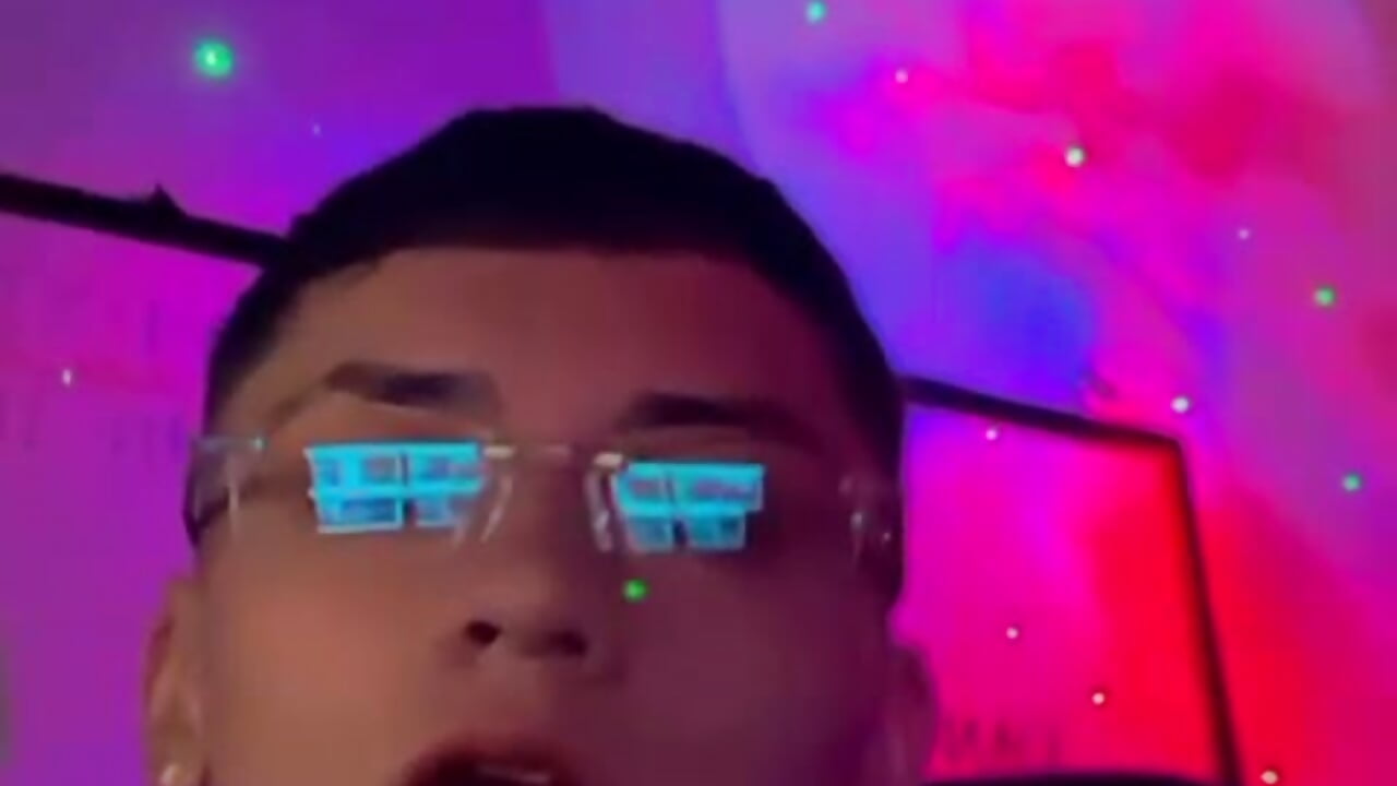 WhatsApp Video 2025-07-21 at 9,06,29 PM (1) - mathias_18 캠 모델의 동영상