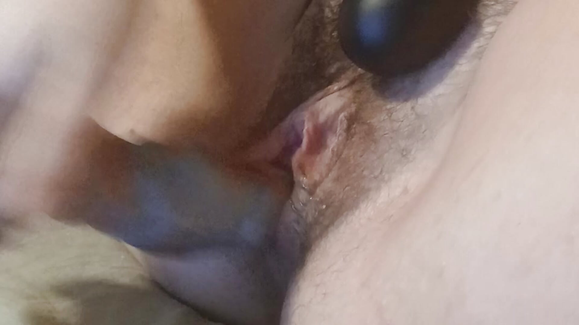 Je me baise fort au gode dragon pendant un stream