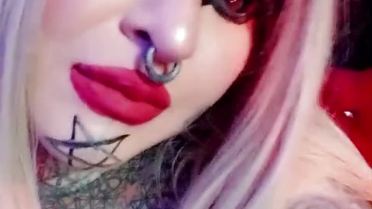 A demon with a smile that you catch - vídeo de la modelo de cam Venus_Rock