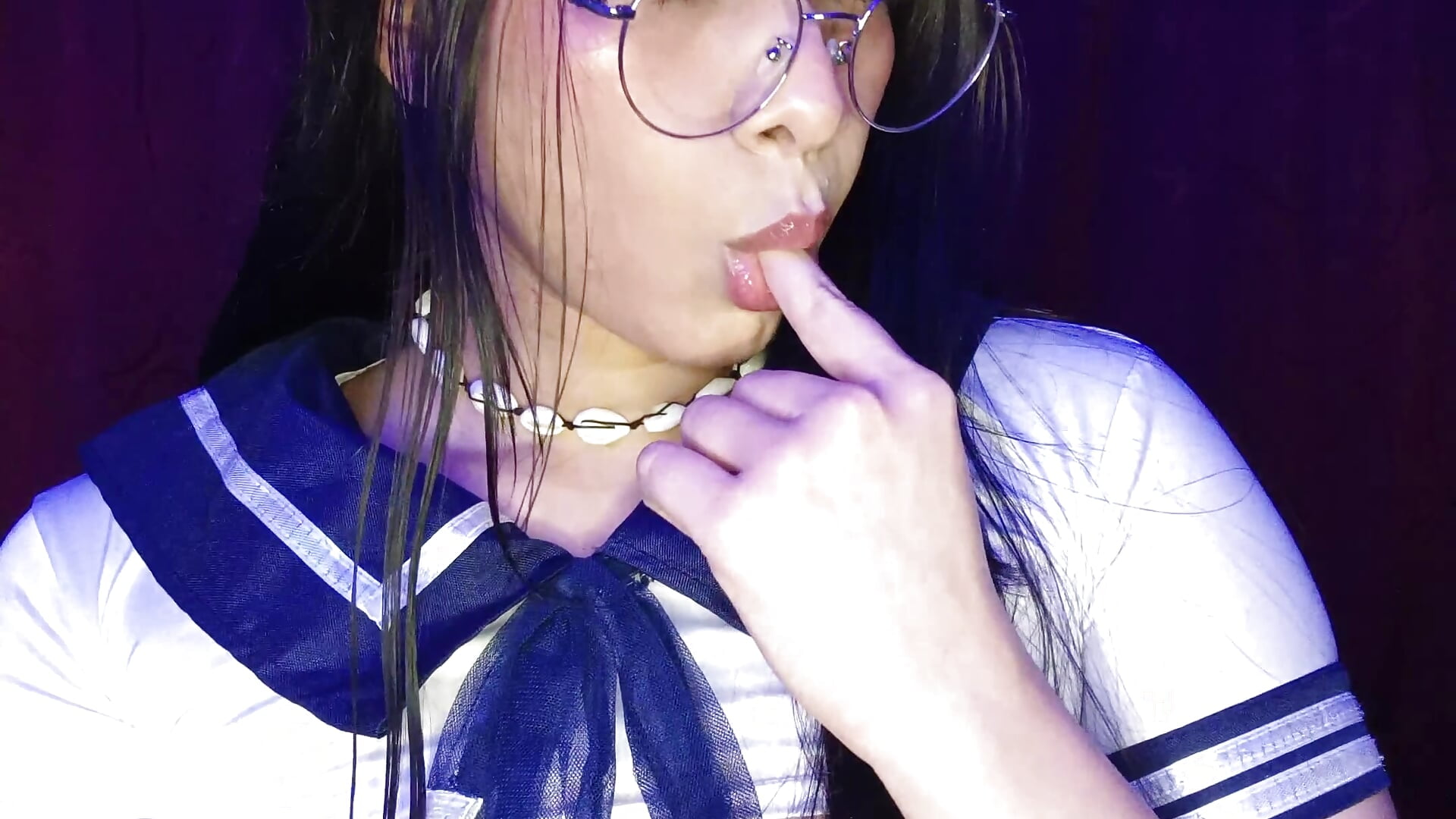 Lucy licking her fingers to make your dick hard 💦. - video by Iwarii cam model