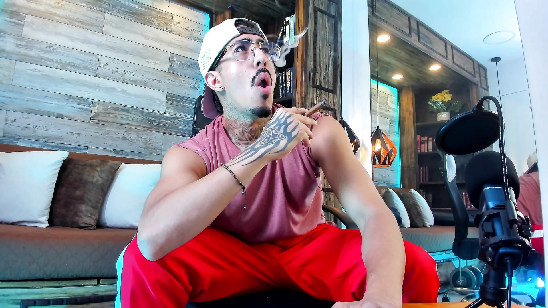 Let's blow clouds and get hot until we both explode with pleasure－カメラキャストのDonovan_Desmondの動画