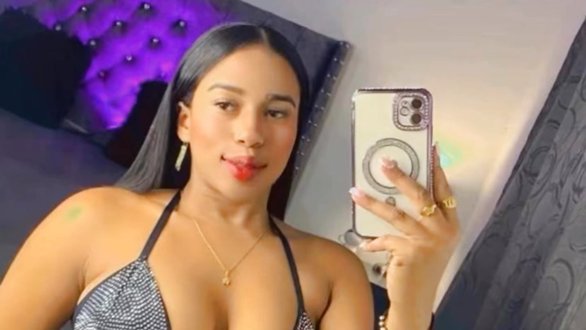 Love - فيديو من sofii_escobar موديل الكام