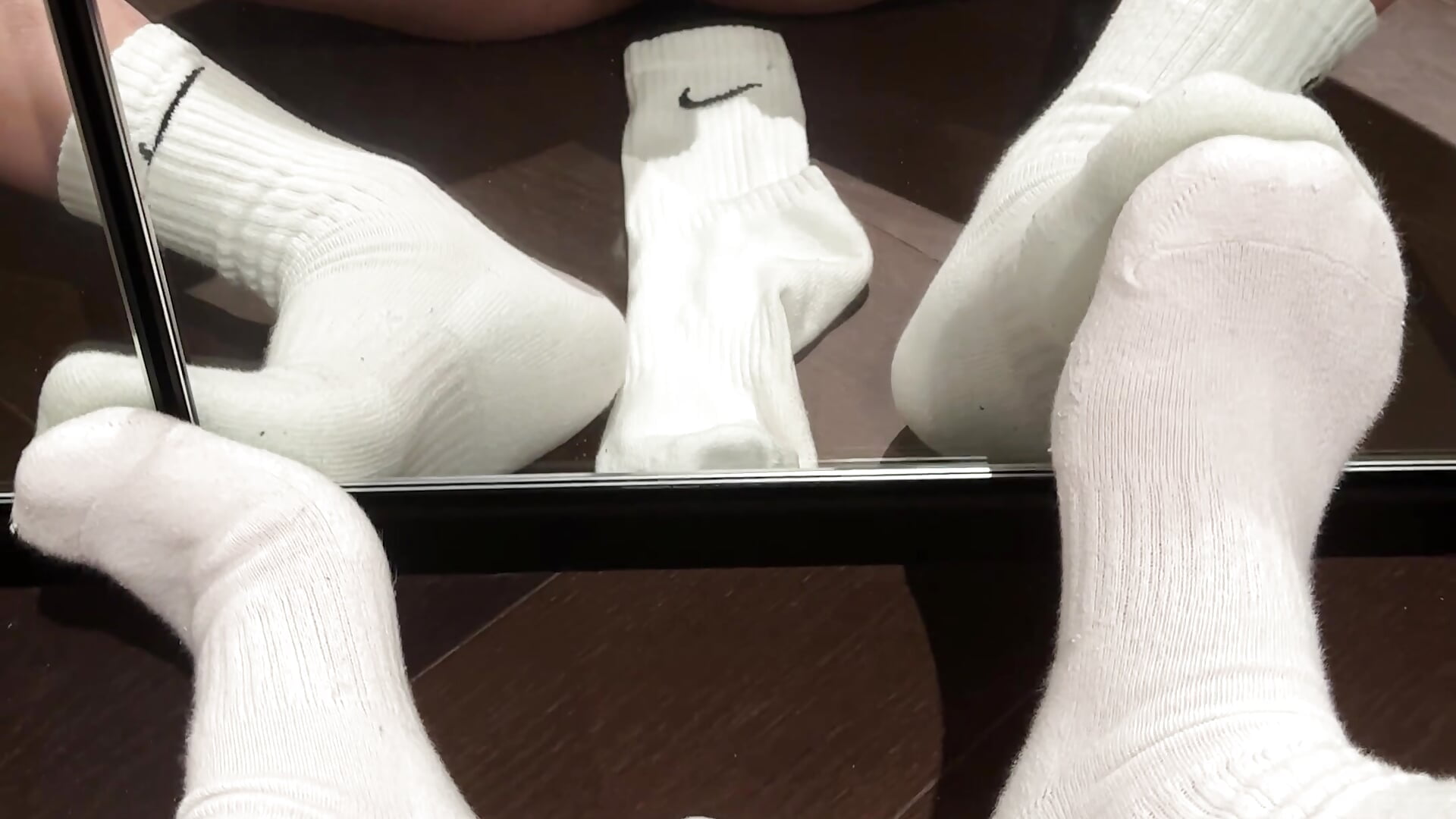 白襪射在鏡子跟襪子上 - відео від вебкаммоделі alsocks