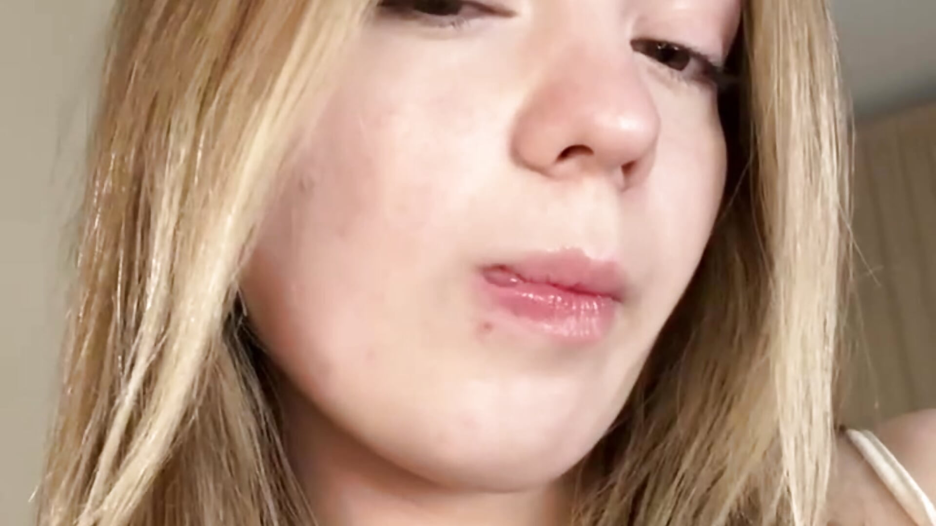 kisses for you this morning ;) - video by NguyetHankey cam model