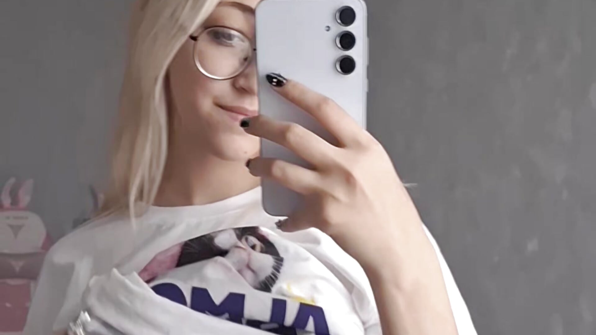 Tits tease under a t-shirt - відео від вебкаммоделі Marry_sharp