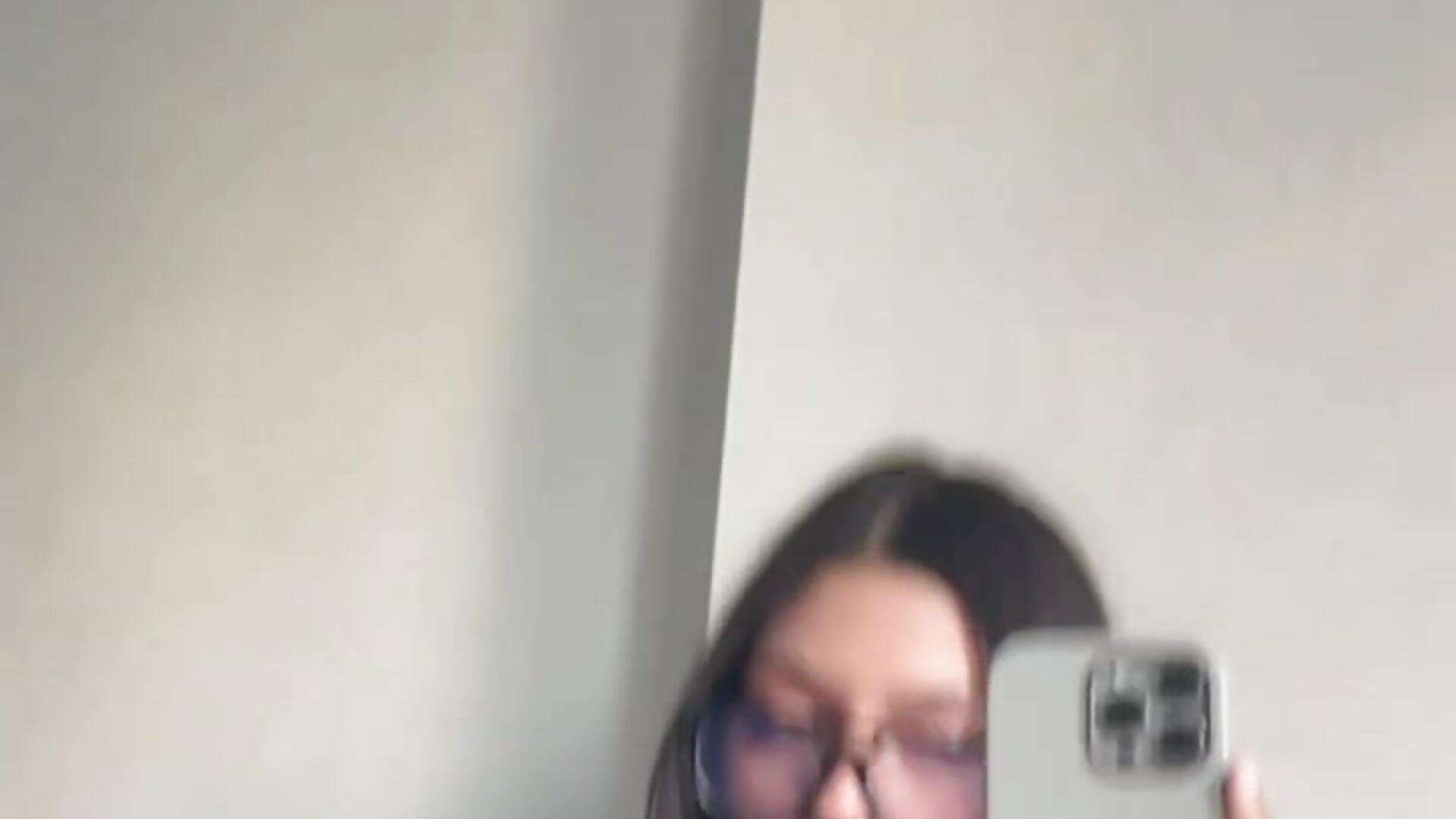 A pleasant atmosphere - video by Amellly cam model