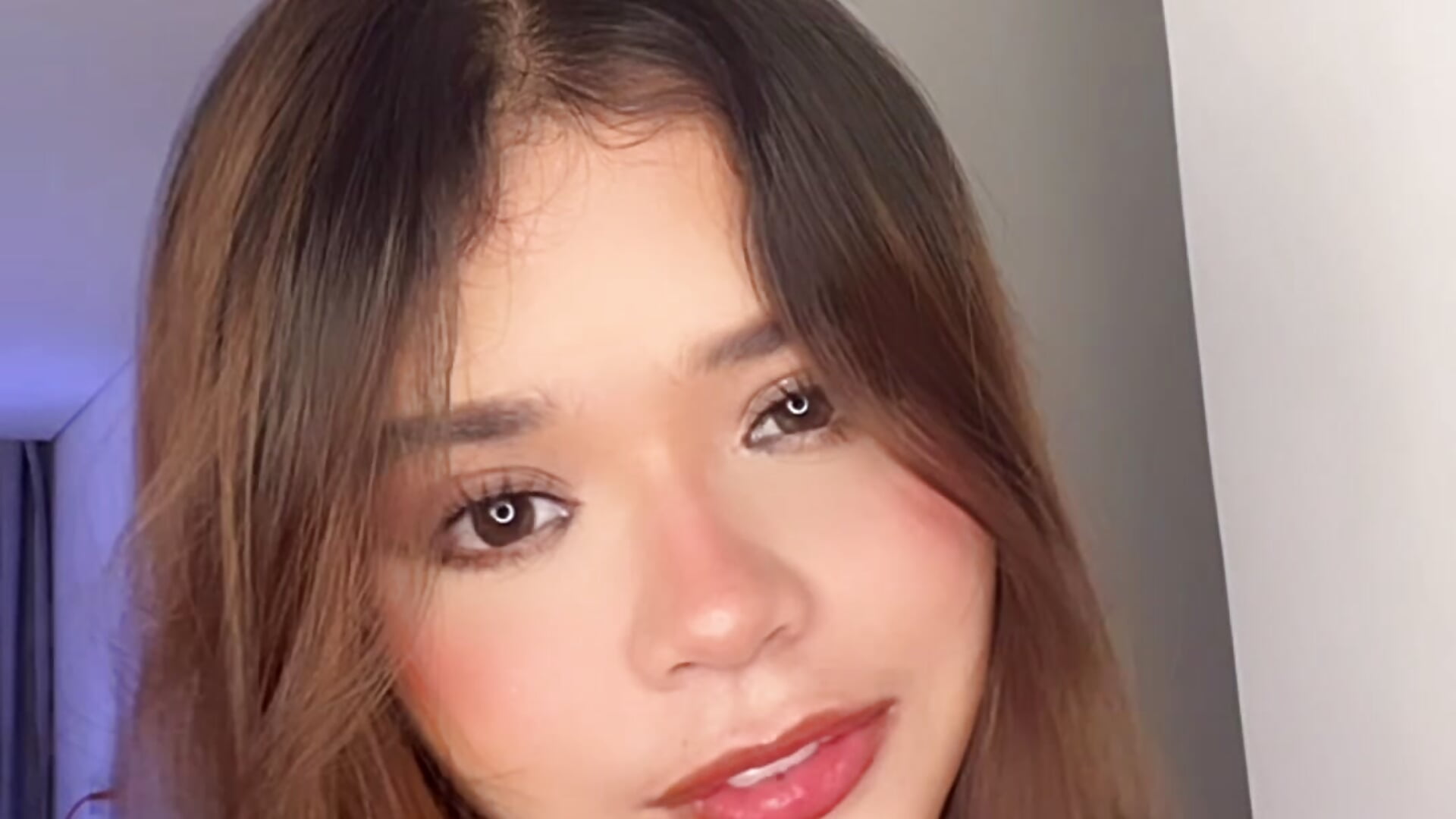 A little kiss - vídeo de NikaVelvet1 modelo de câmara