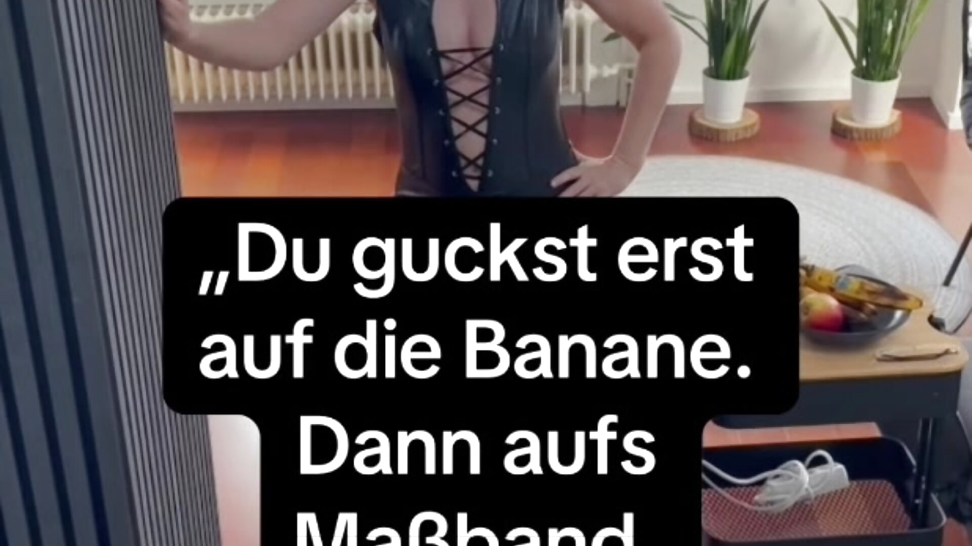 Leder Outfit rote highheels und Banane und Maßband – video modela na kameri Coachmilf