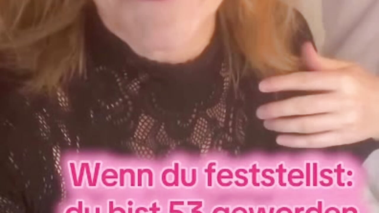Mami Misses Robinson im Mittelpunkt im Bleistiftrock und Strumpfhose – video af Coachmilf cam-model