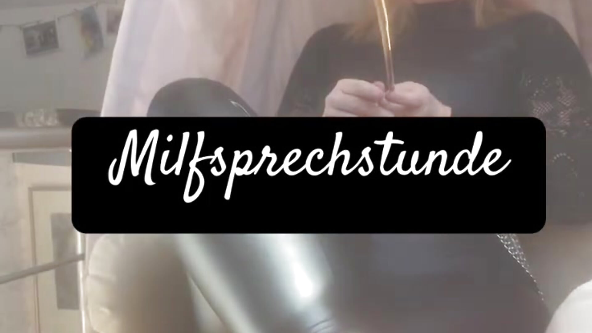 Heute ist Milfsprechstunde in lederleggings mit Brille und Rohrstock – video af Coachmilf cam-model