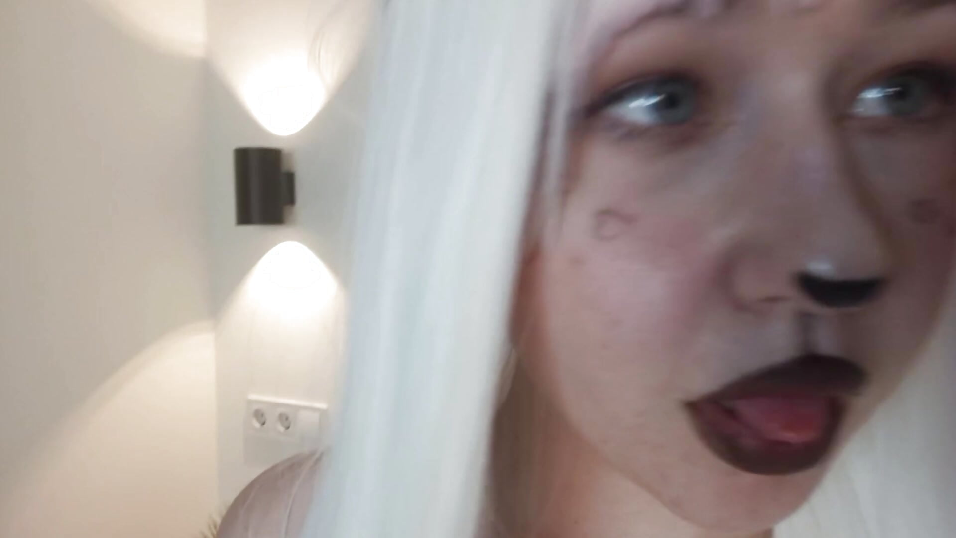 Roxy in a white top - video by HopeKou cam model