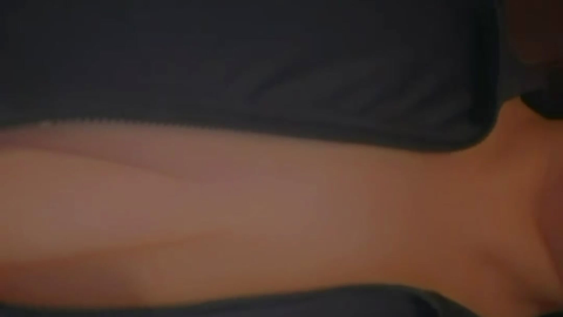 Unzip gym top 😉🍒 peachy ass in leggins 🍑