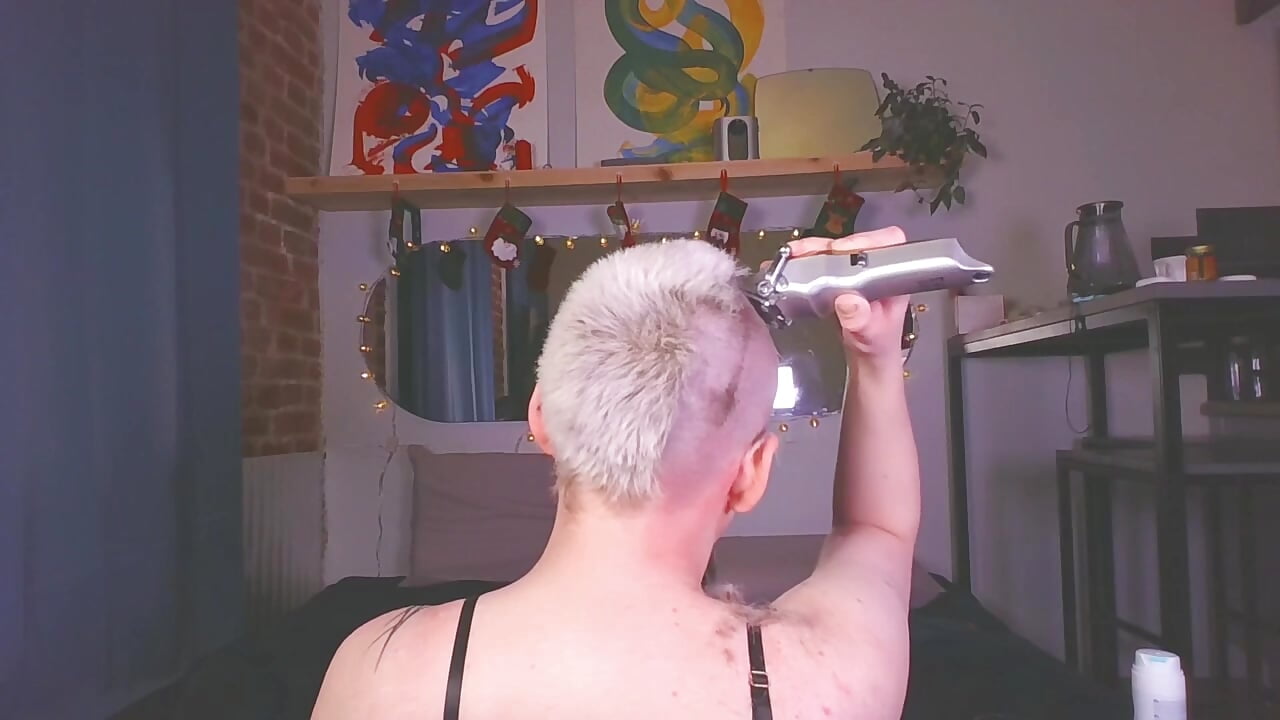 i shave my head with a razor - video by jooycetreier cam model