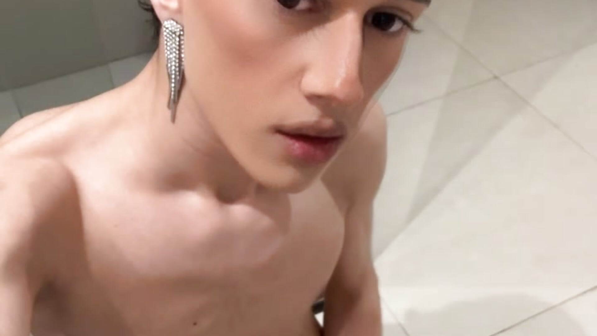 CUMMING ON MY KNEES IN THE BATHROOM, PRETTY MAKEUP ON. SOFT TWINKY - vídeo de la modelo de cam ivan_abundance