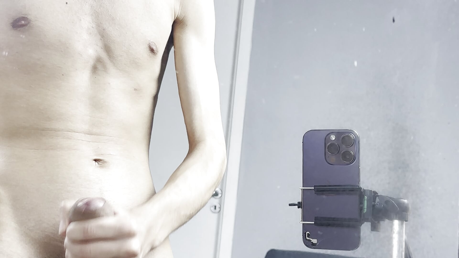 cumming in front of the mirror standing - vídeo de la modelo de cam ivan_abundance