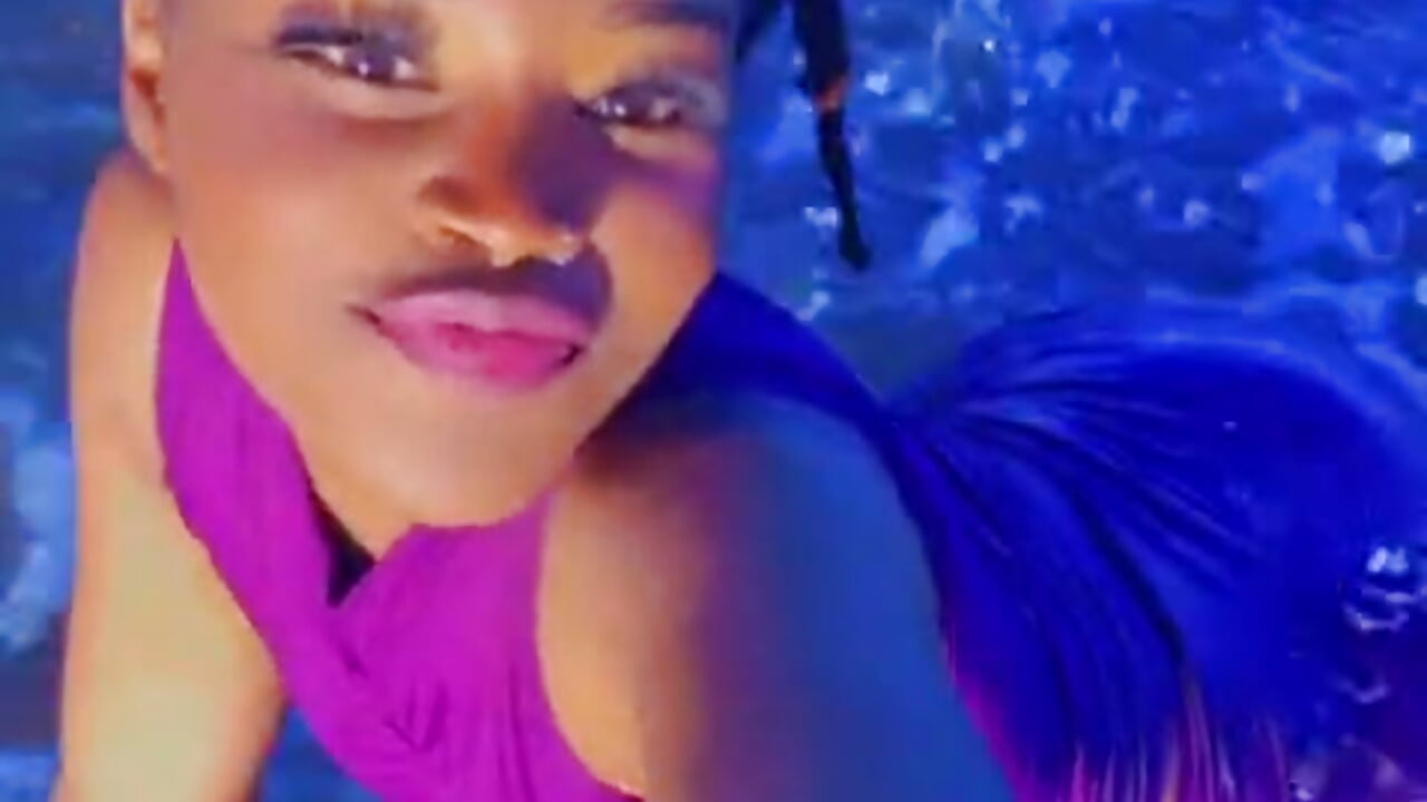 Juicy - video by ScentingToluene cam model