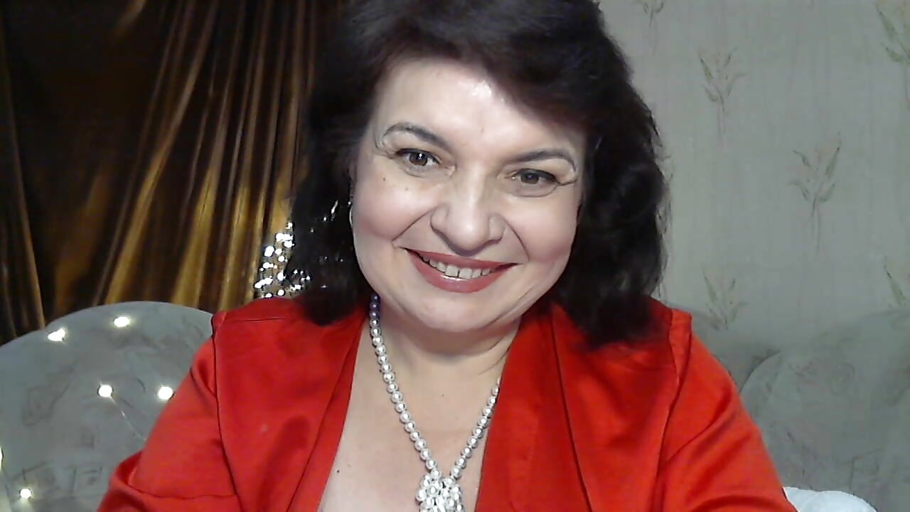 Pretty woman in red ❤️ - video av LedyNika cam-modell