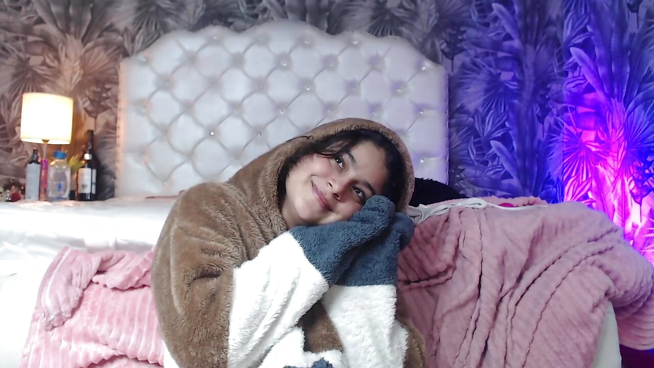 Cute 😘 - video by RylieRoss cam model