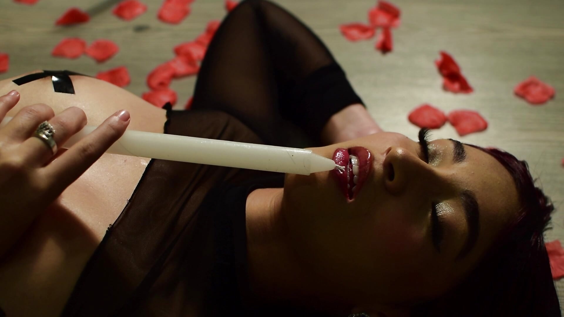 Roses - video by VioletaWhimsy cam model