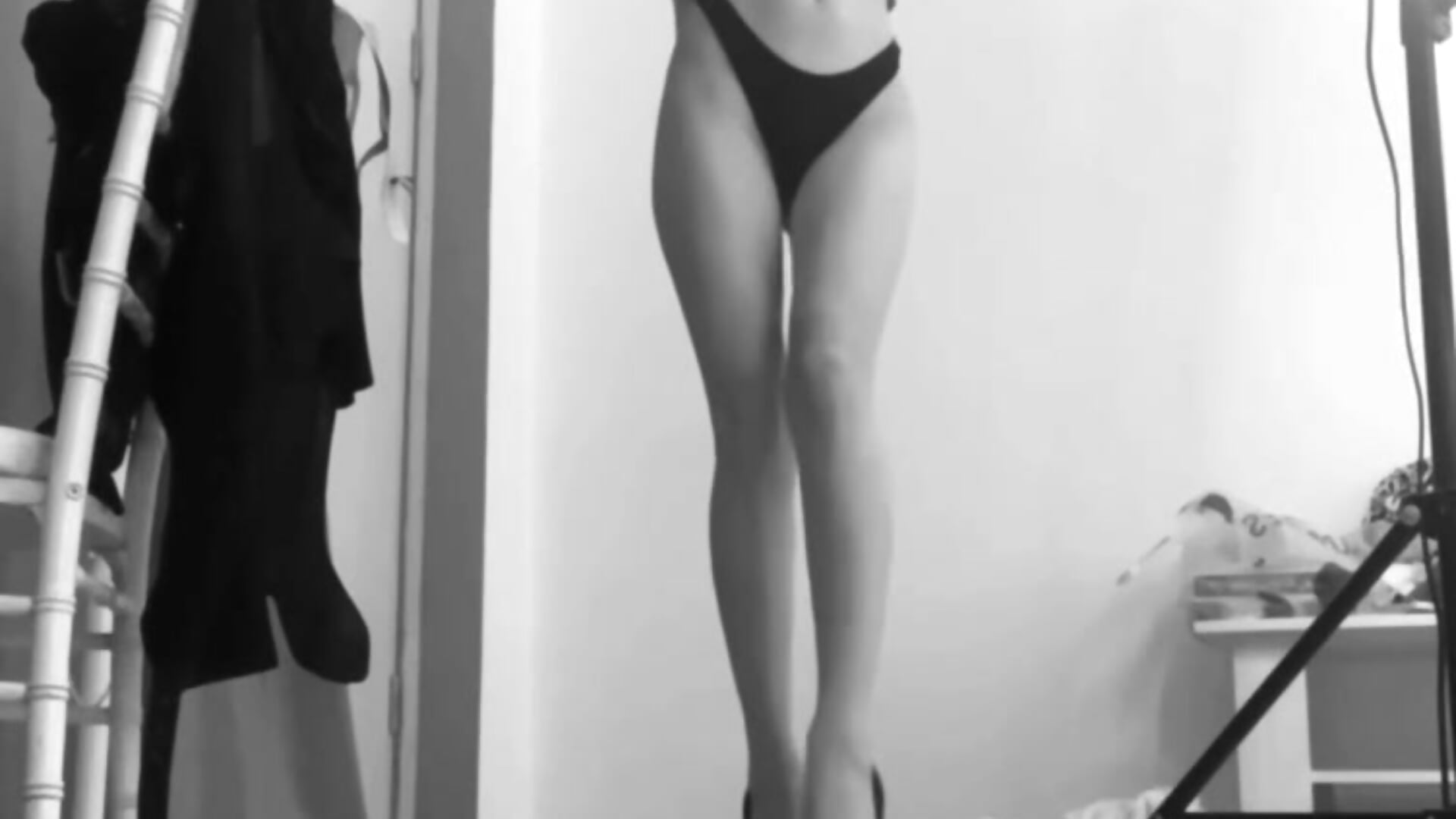 Do you want to be under my heel, puppy?－カメラキャストのLittle_Clareの動画