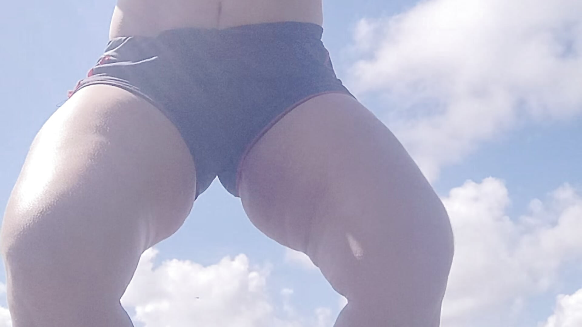 Abaixando o shorts no "pasto " - vidéo du modèle de showcams Bellapotencia1985