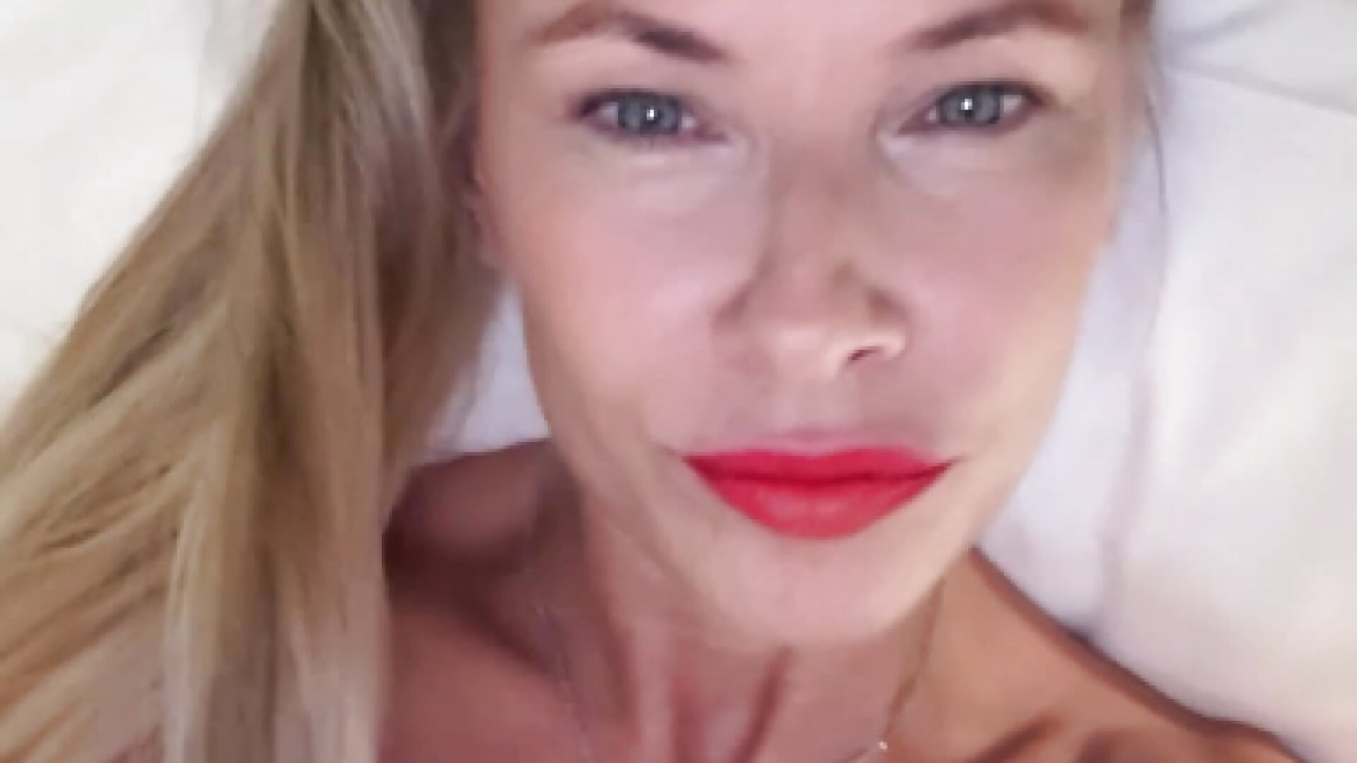 Red Lips 👄 - video by blondi2077 cam model