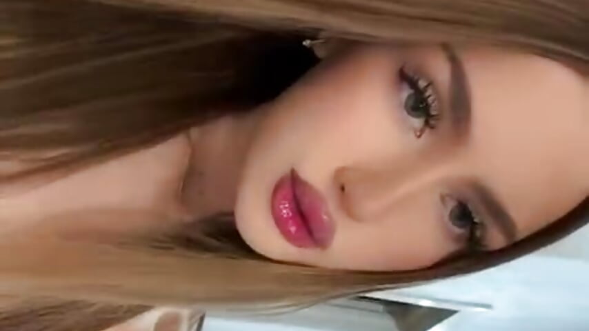 a little beauty - video oleh model kamera IsaVesco