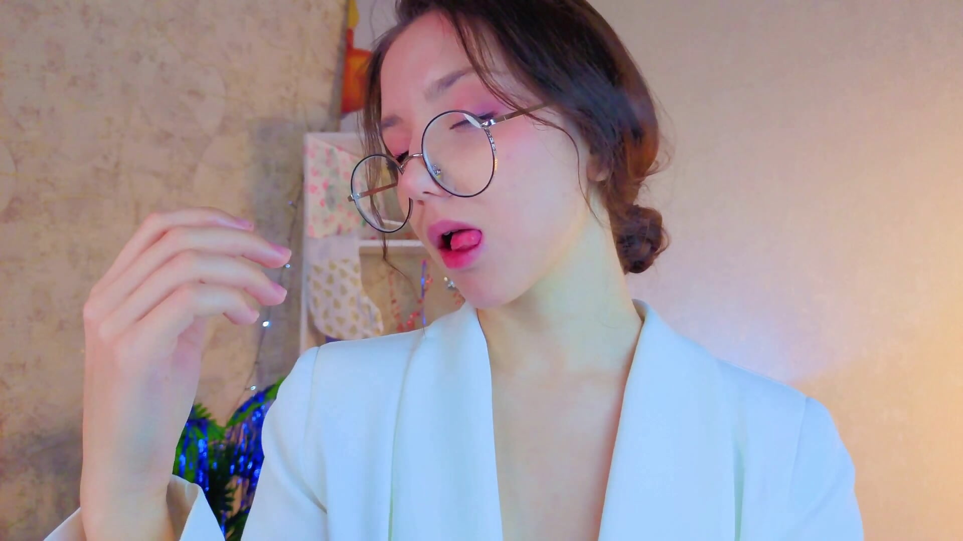 😱Milly sucks her fingers😱