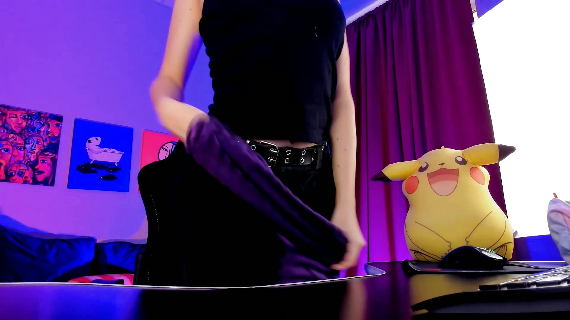 Squeeze into the dance and wrap your arms around my hips. This slow dance is just ours💫 - vídeo de BethanyCloud modelo de câmara