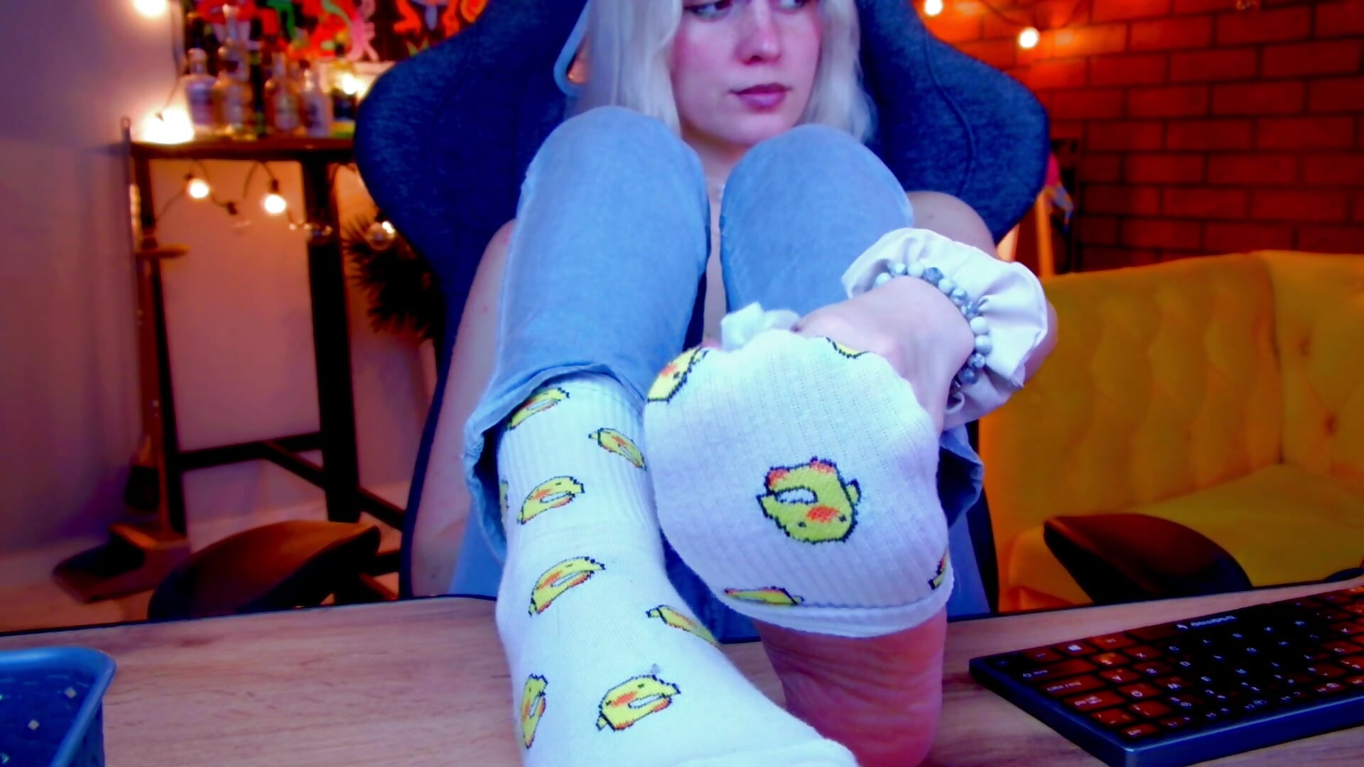 I take off my socks and wiggle my toes (^人^)