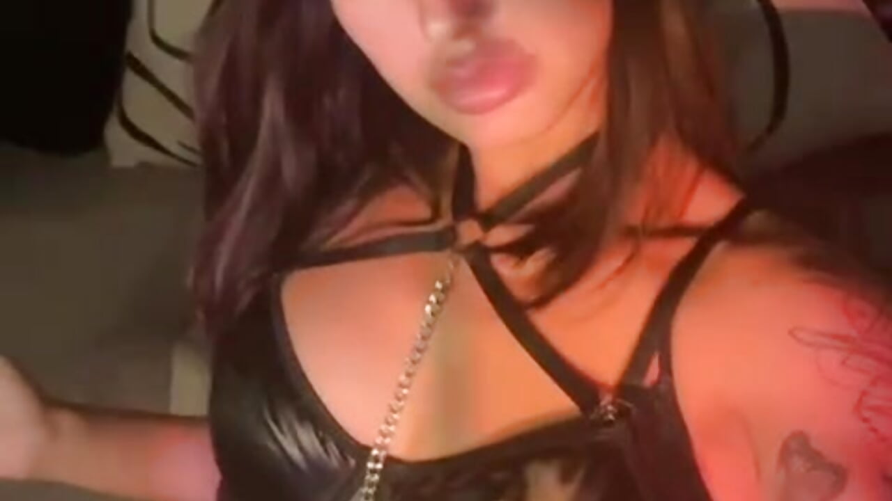 Hi there xox - video by Rosieredxox cam model