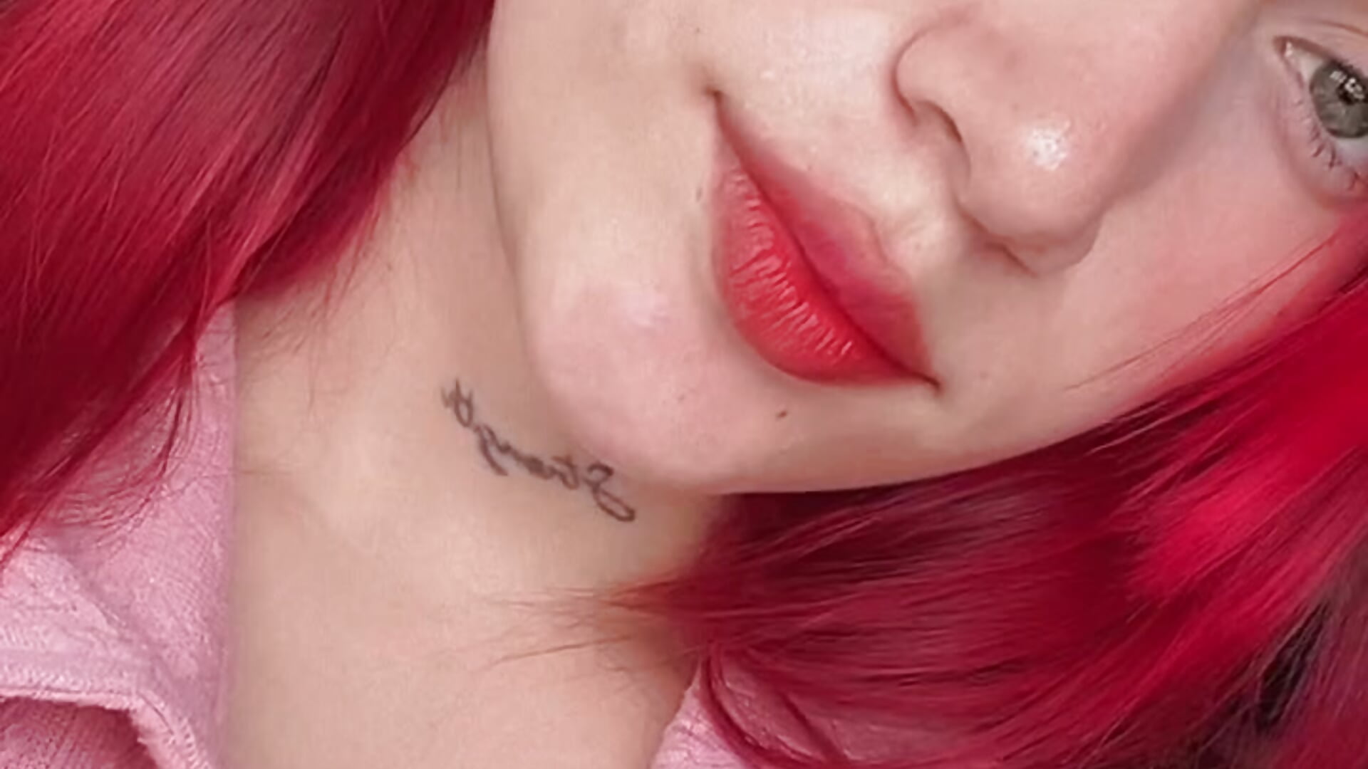 red lips at home - video by EmmaaCastro cam model