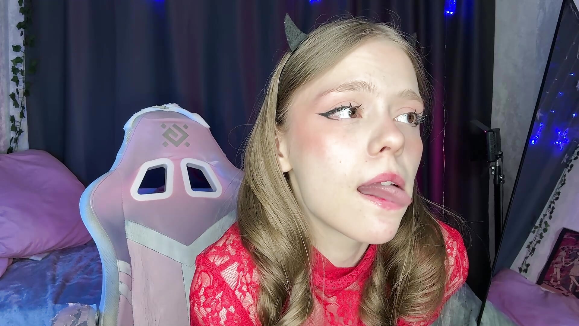 Playful tongue play - video by WeiSusi cam model