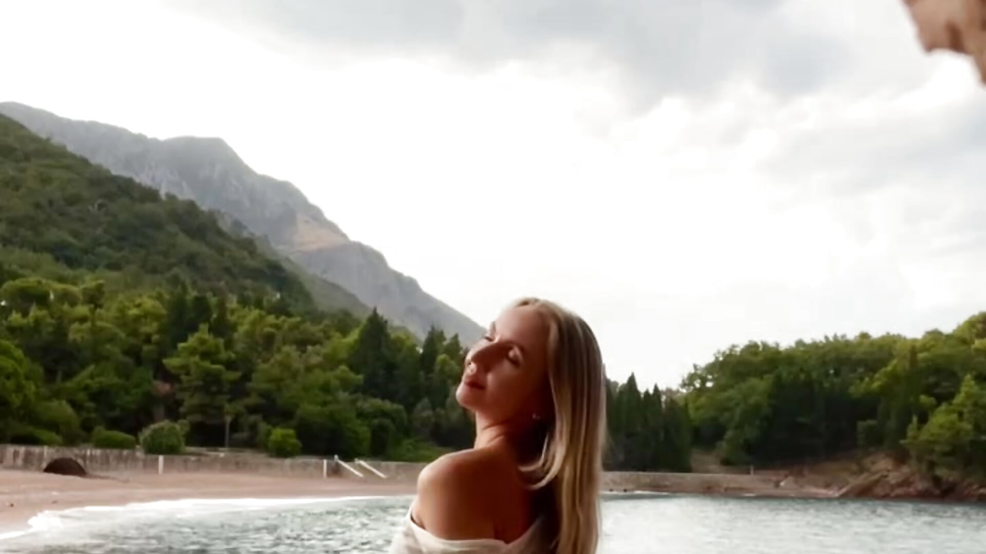 Elegant lady - video by rina_asty cam model