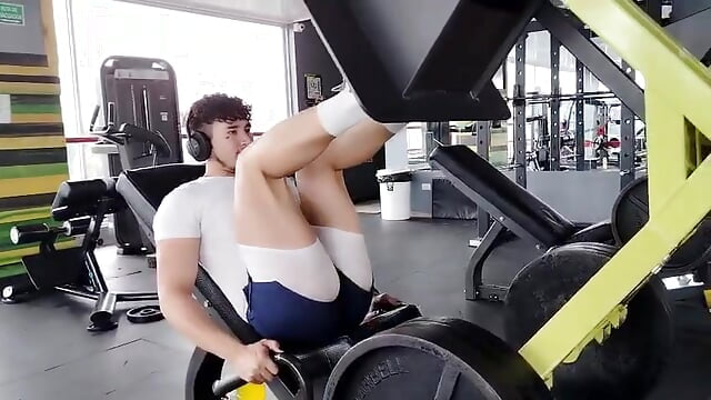 Thick thighs - video by Andres_Xm cam model