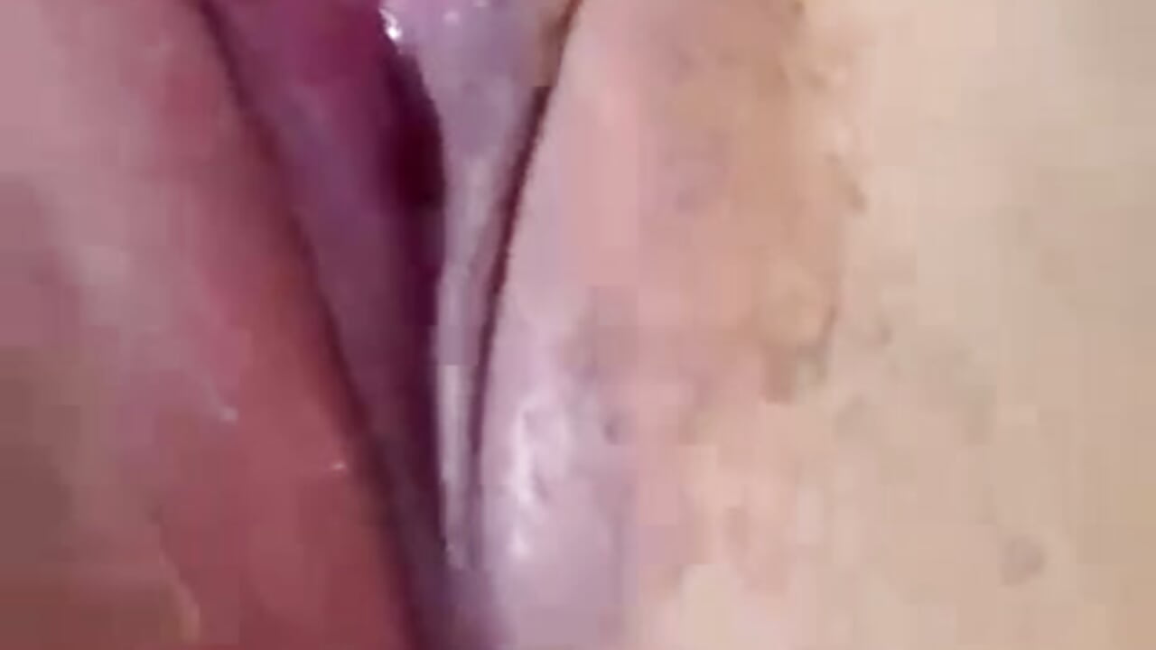 Does my wet pussy look delicious? 💦💦 - vídeo de la modelo de cam Lushi_Love