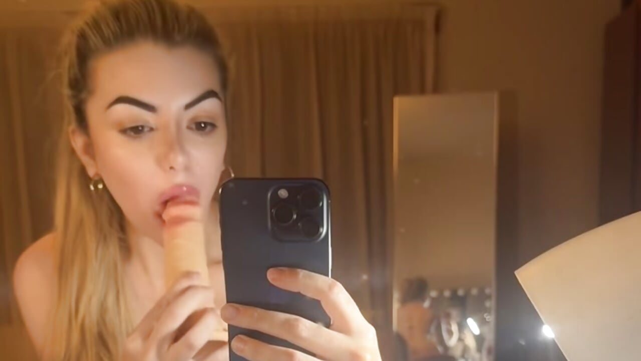 Watch me suck something hard and big - video by Missgwen17 cam model