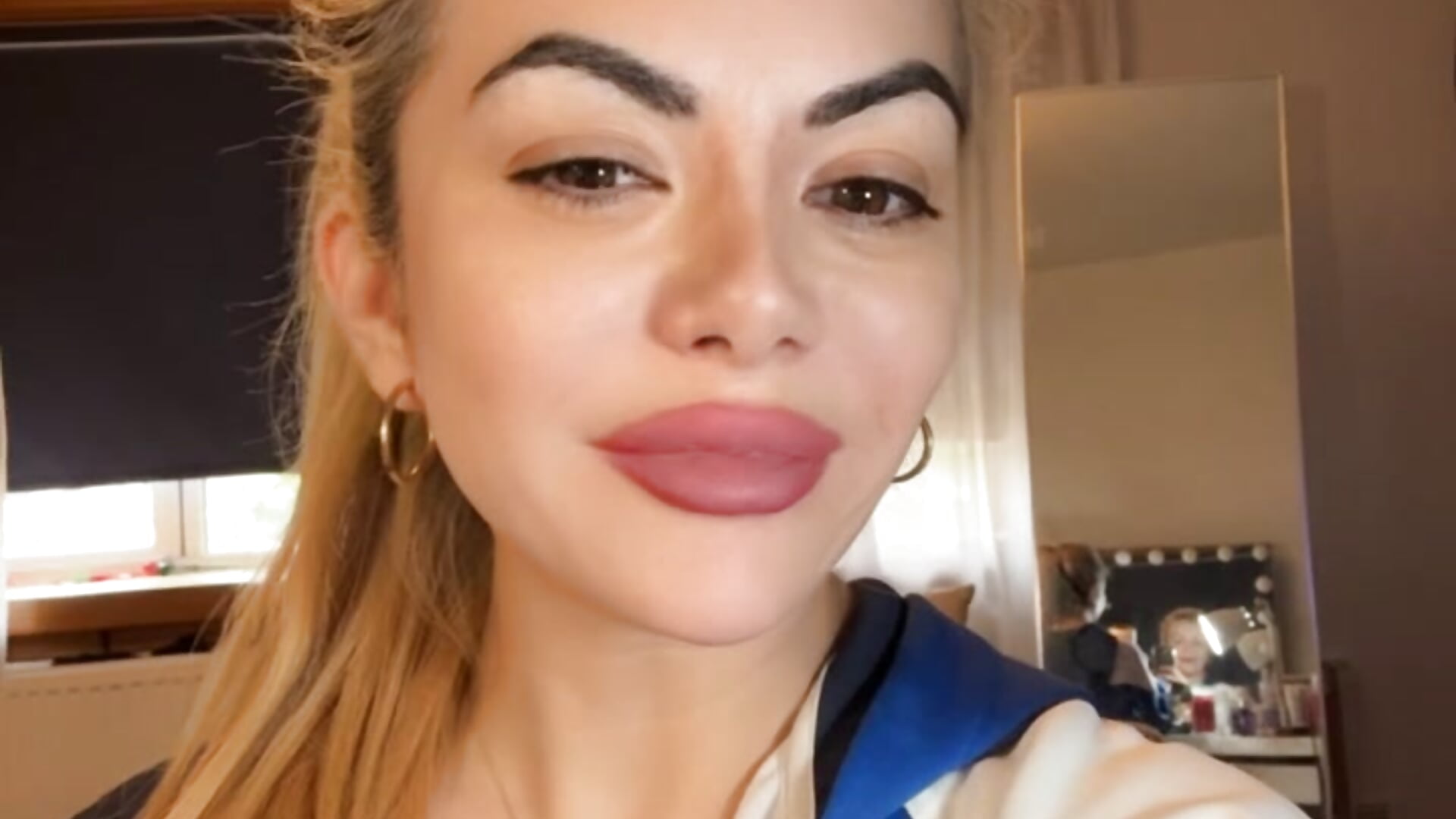 Il blow you a kiss or something else 😇 - video by Missgwen17 cam model