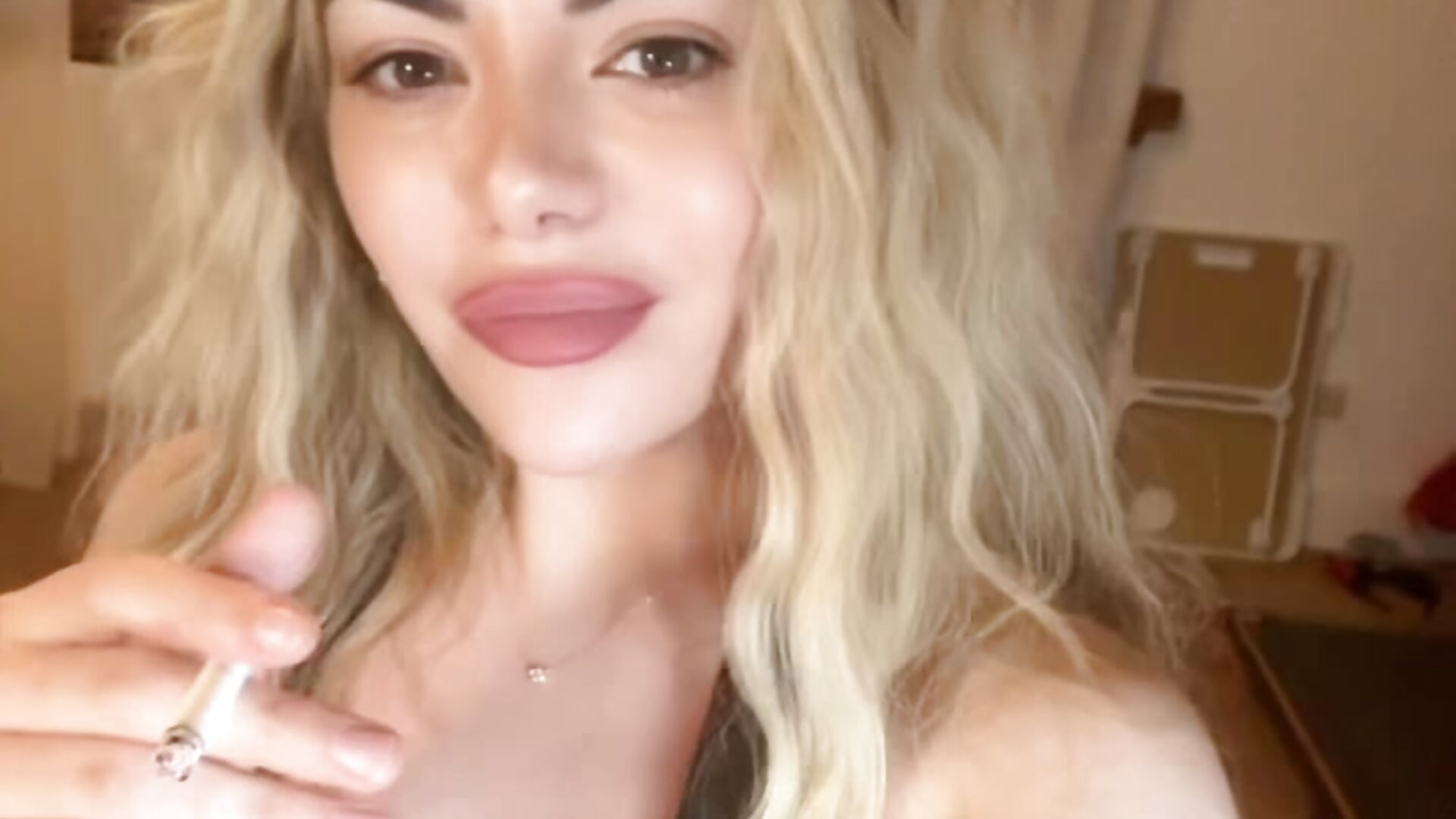 Watch me smoke wearing latex 💦 - video by Missgwen17 cam model