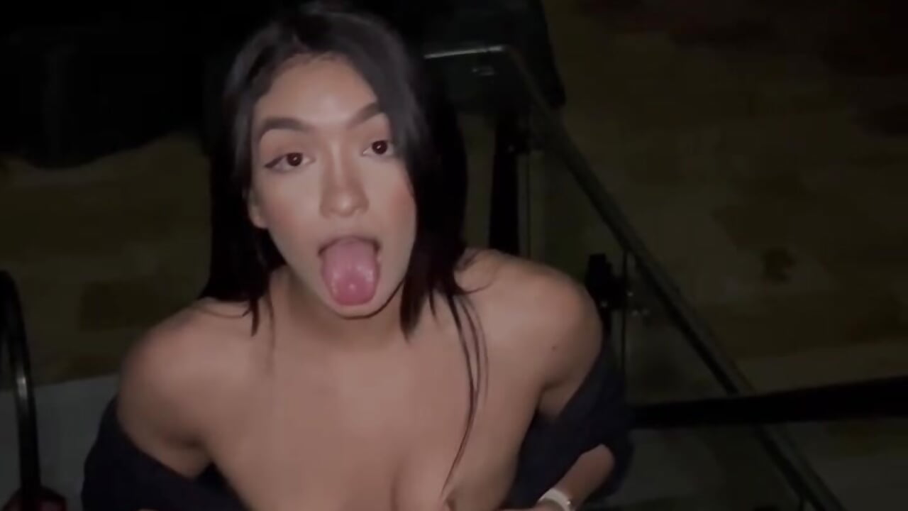 Showing my tits in public 🥵 - vidéo du modèle de showcams jenn_fit