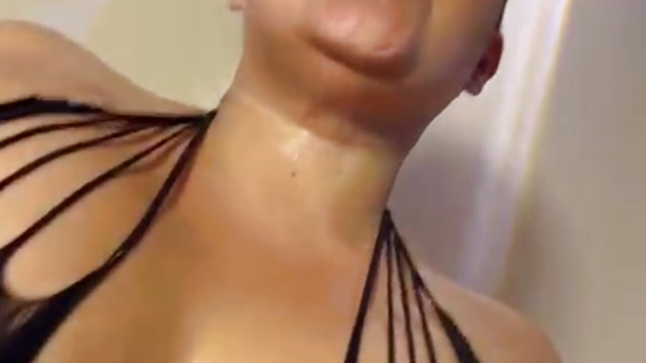 I like to jump - video by amaranta_rouse cam model