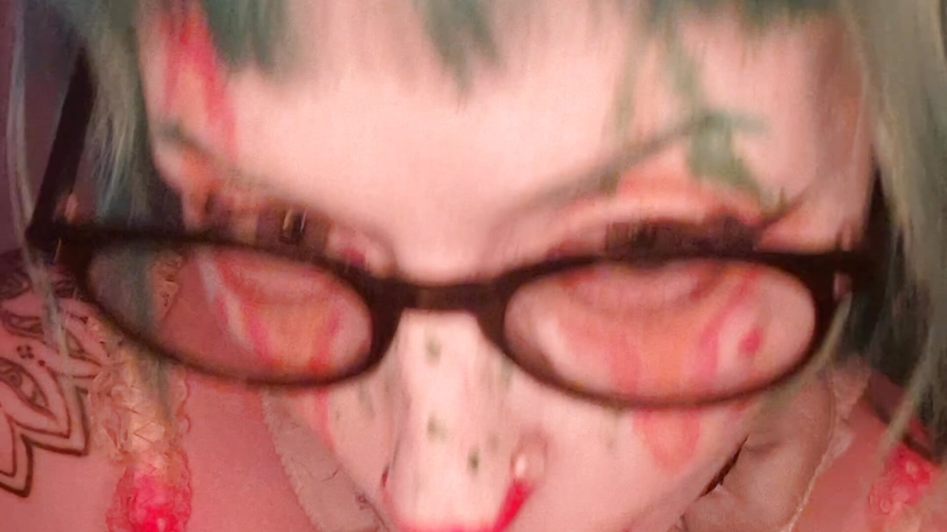 clown sucking a toy - วิดีโอโดย ExplicitTrixi