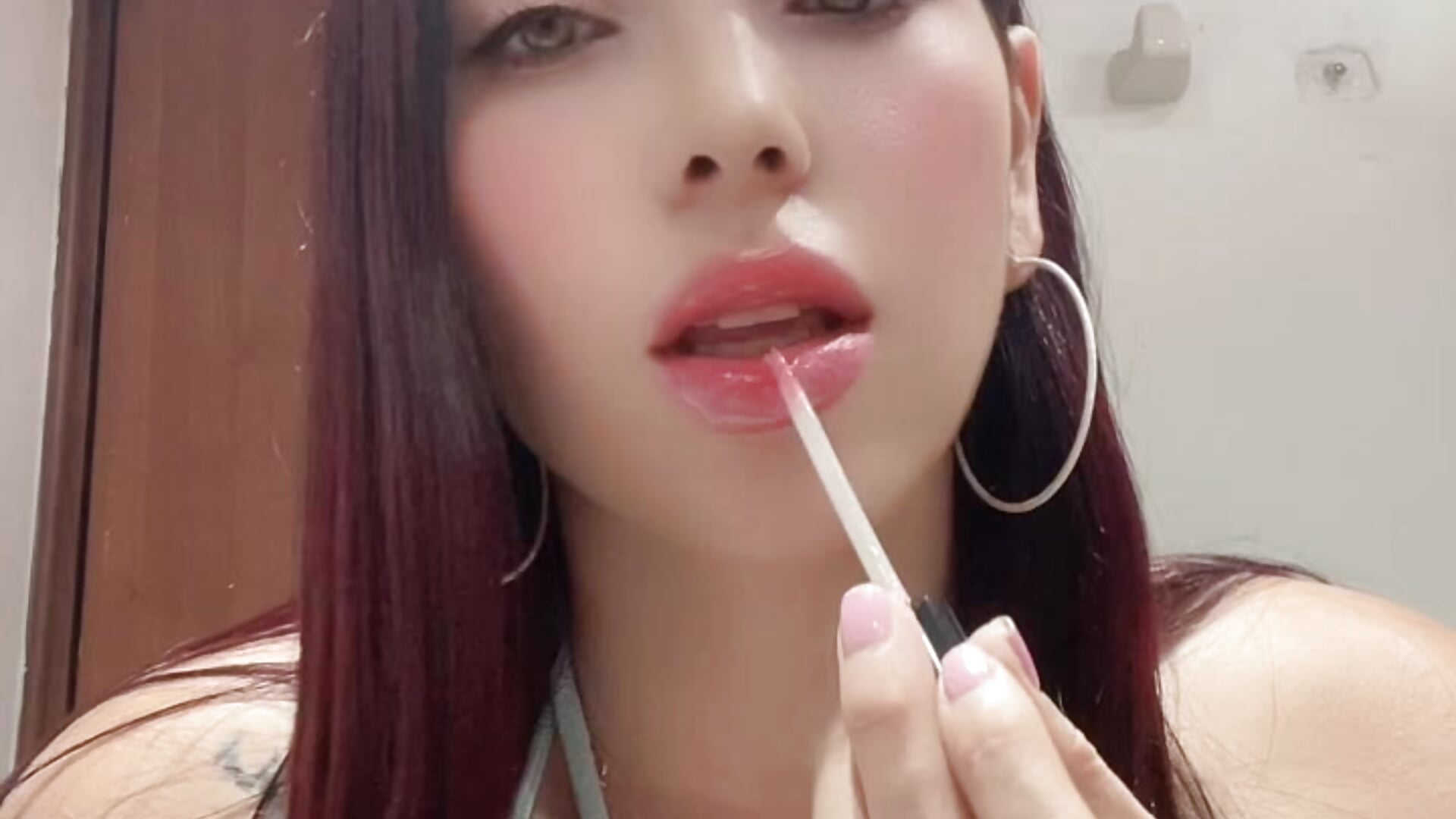 Lips gloss 💄👄🫦 - video by jessy_rios cam model
