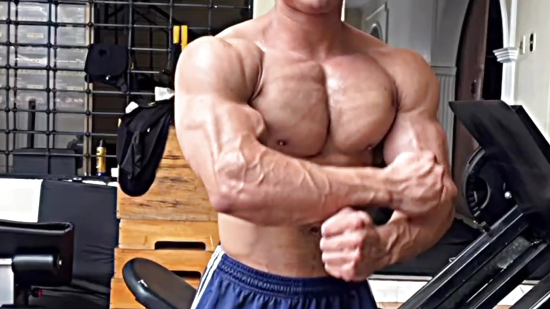 Man Muscular - vidéo du modèle de showcams DylanGuss