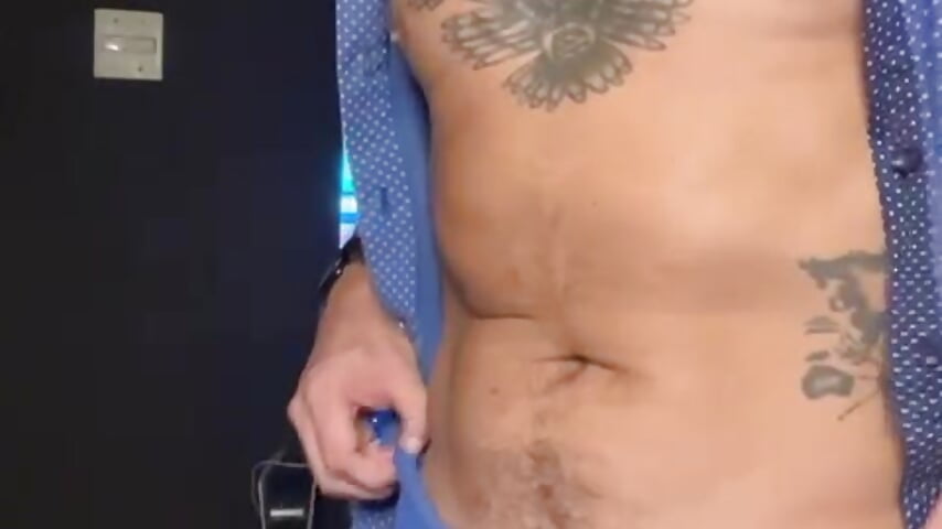 Video com Roupa Social, Punheta, creme nos pés, pés, Gozada. Mais de 10 Min de vídeo!